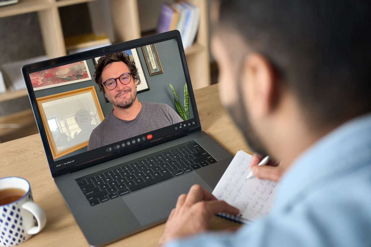 Michael Montredon en visio avec un client, pendant une session de la méthode Akimad